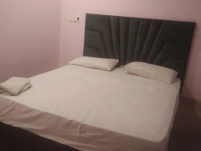 Oyo Hotel Aarav Inn Near Nawada Metro Station