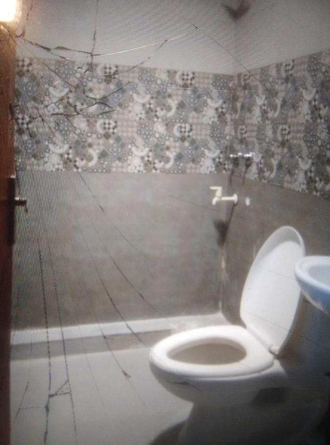 Hotel Oyo Aarav Near Nawada Metro Station 3*