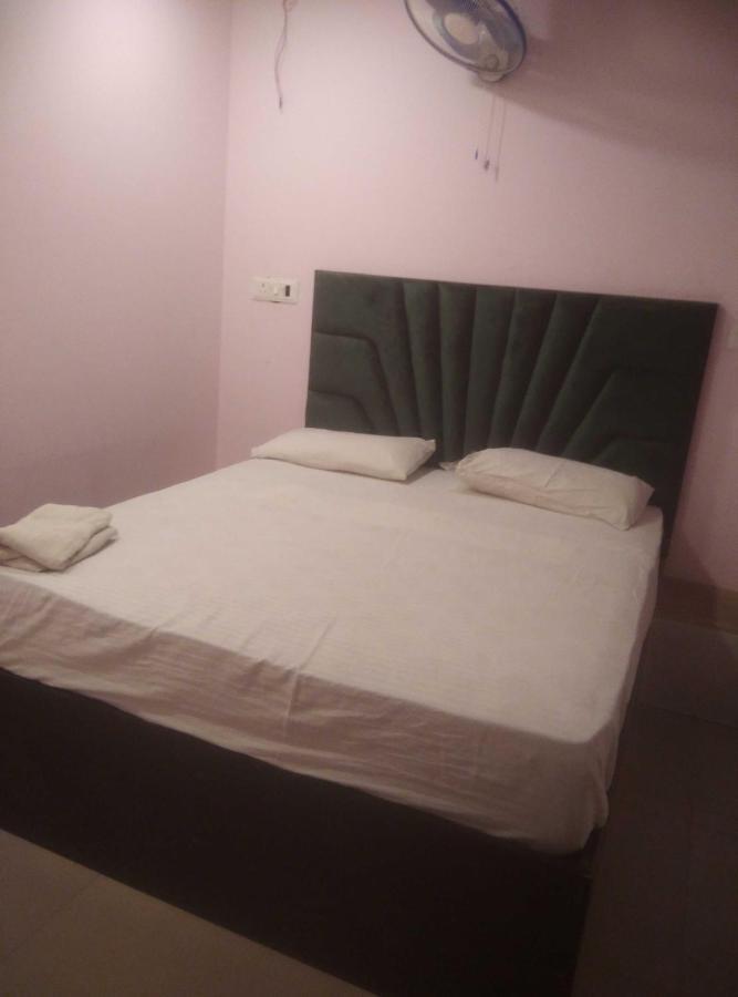 Hotel Oyo Aarav Near Nawada Metro Station New Delhi